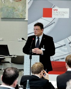Andreas Rimkus vor der SPD-Fraktion