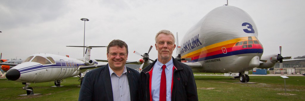 Andreas Rimkus und Arno Klare auf dem historischen Gelände des Airbuswerkes in Finkenwerder