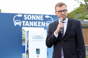 In Vertretung von Oberbürgermeister Thomas Geisel hat Philipp Tacer bei der offiziellen Eröffnung der Solartankstelle die besten Grüße und Wünsche der Landeshauptstadt Düsseldorf überbracht. 