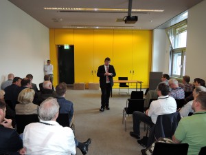 Andreas Rimkus im Gespräch mit seiner Besuchergruppe im Deutschen Bundestag