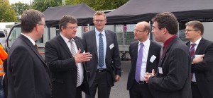 Am Rande Veranstaltung gab es Gelegenheit für zahlreiche Gespräche: Andreas Rimkus mit Vertretern des Bundeswirtschaftsministeriums, der Automobilindustrie sowie dem TÜV Rheinland