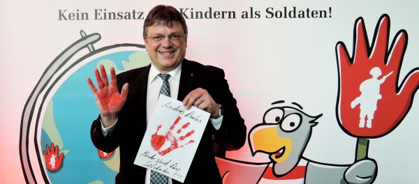 Keine Waffen in Kinderhände! - Andreas Rimkus unterstützt die Aktion Rote Hand