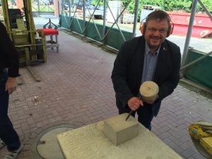 Andreas Rimkus während seines Besuches beim Bildungswerk Nordrhein.