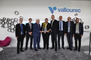 Im Foyer von Vallourec in Düsseldorf-Rath: Andreas Rimkus mit der Geschäftsführung, dem Betriebsrat und weiteren Teilnehmern des Treffens