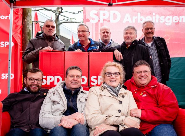 1. Mai 2017: SPD Düsseldorf begrüßt Feuerwehrleute und Aktive der Deutschen Feuerwehr-Gewerkschaft als neue Parteimitglieder