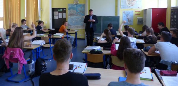 Abschlussklasse der Georg-Schulhoff-Realschule diskutiert mit Andreas Rimkus