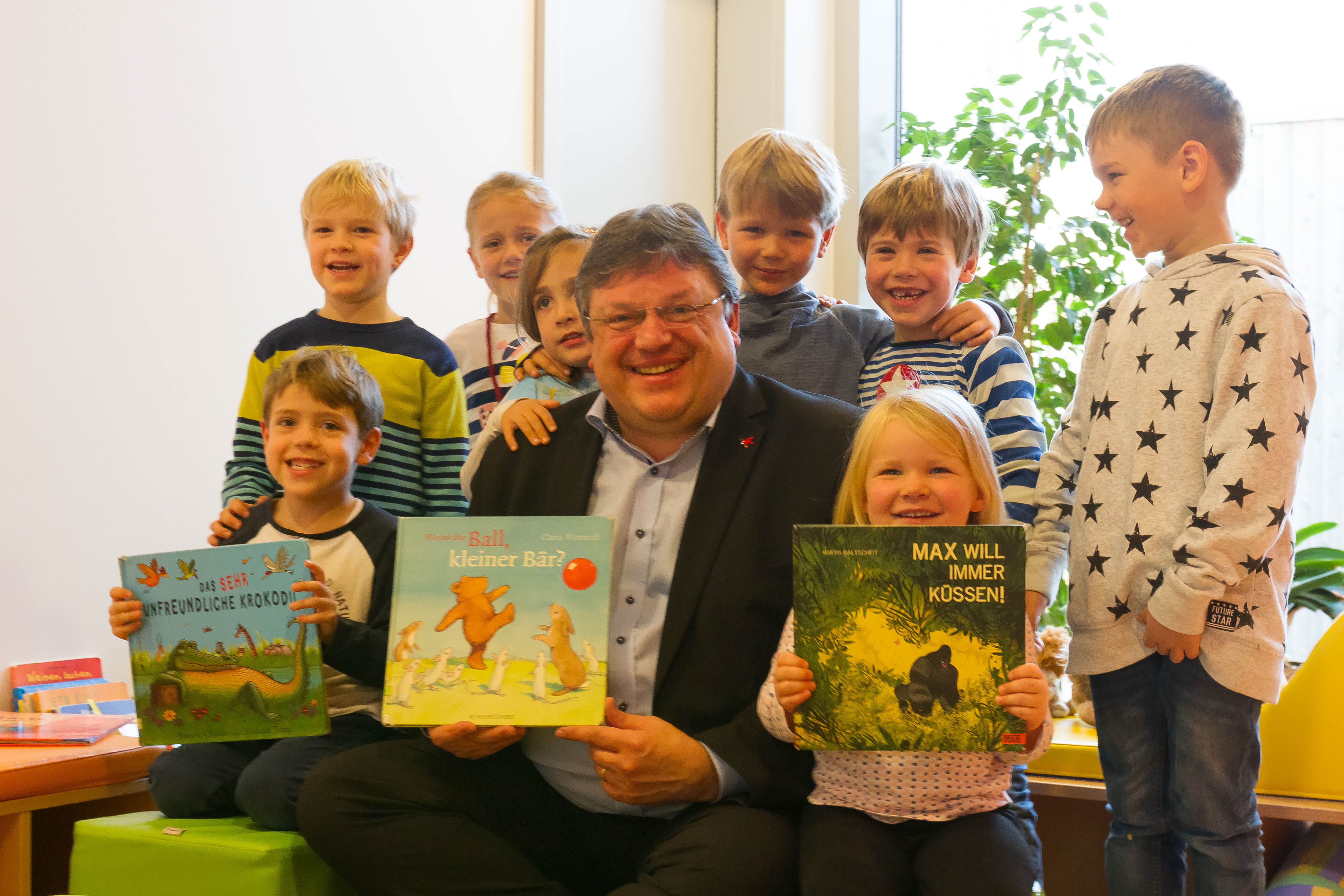 Andreas Rimkus am bundesweiten Vorlesetag zu Besuch in der Kita „Kleine Löwen“ im Düsseldorfer Süden