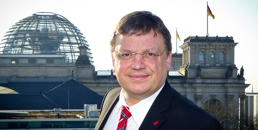 Andreas Rimkus vor dem Bundestag