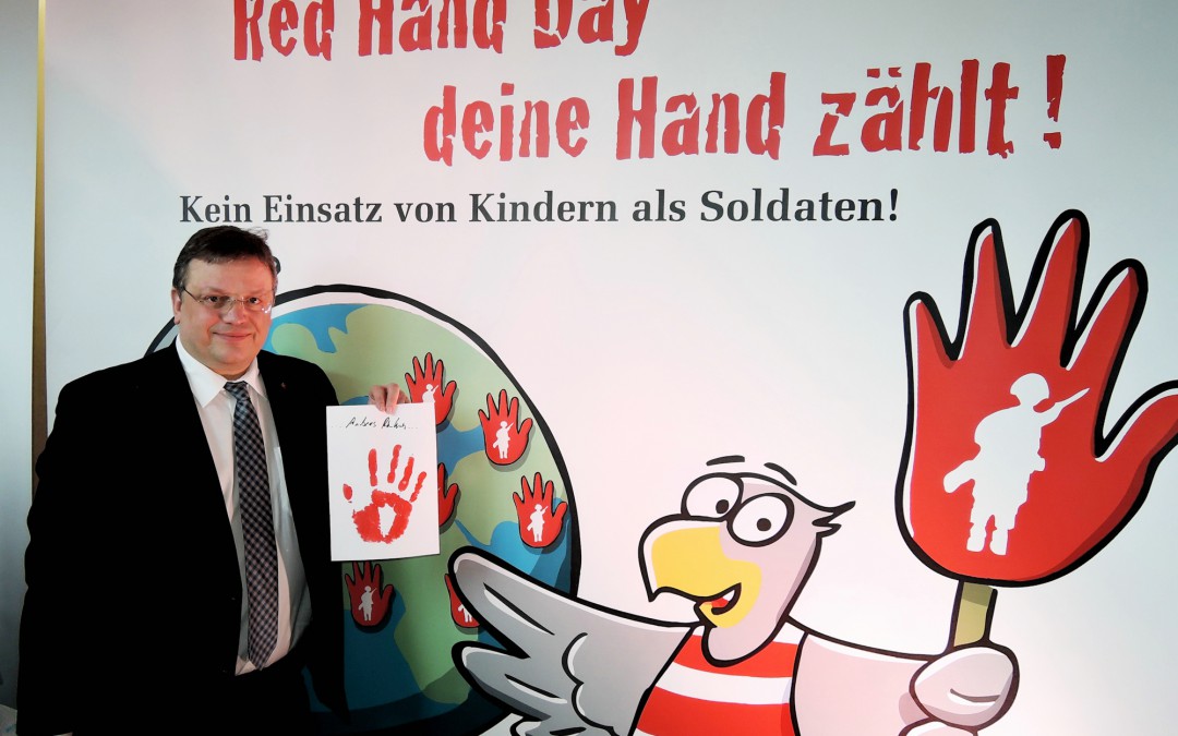 „Aktion rote Hand“: Andreas Rimkus setzt ein Zeichen gegen den Einsatz von Kindersoldaten