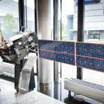 Die OHB System AG stellt in ihrem Unternehmen zahlreiche Modelle von produzierten Satelliten aus