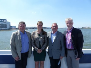 Andreas Rimkus, Andrea Terpstra (Deutschlandbüro Hafen Rotterdam), Udo Schiefner und Arno Klare während der Schiffsfahrt durch den Rotterdamer Hafen