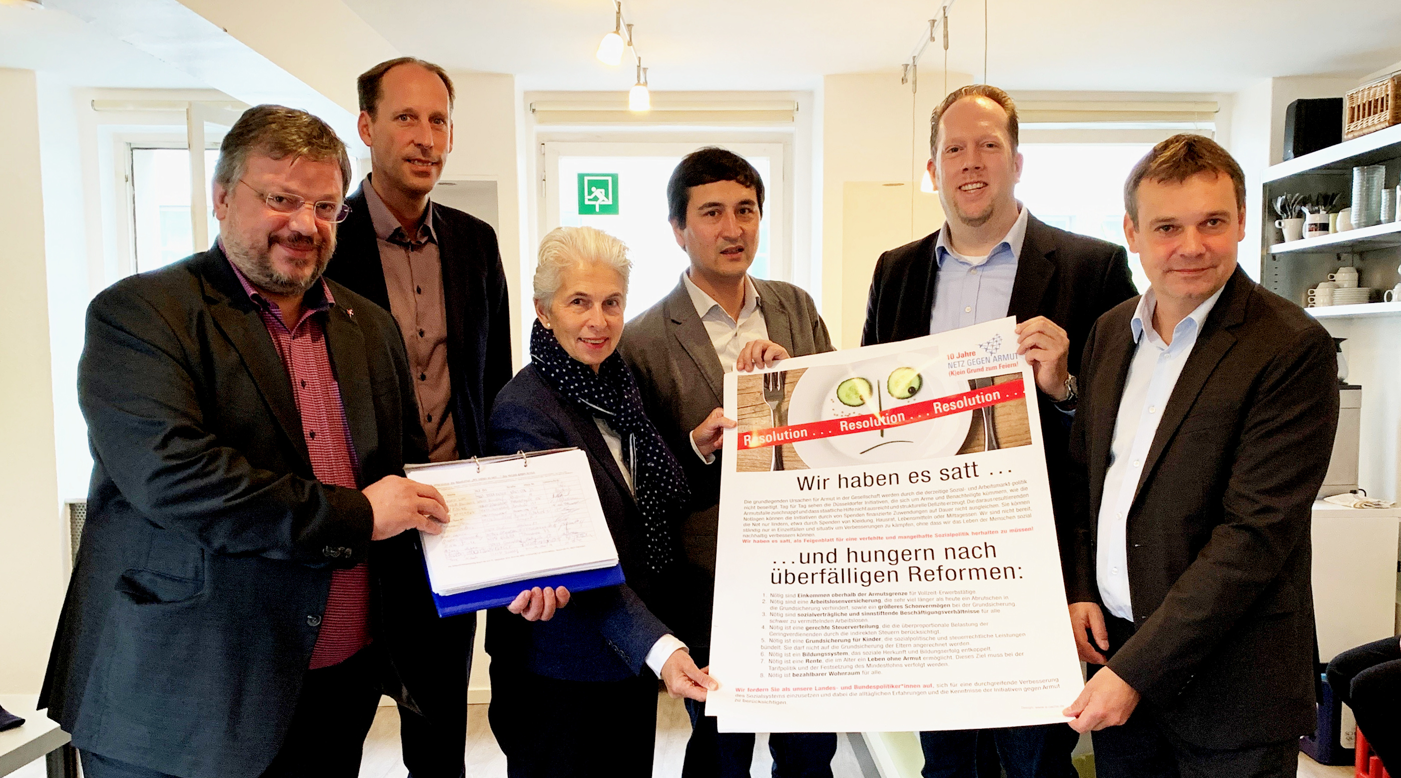 Andreas Rimkus bei Übergabe der Resolution des Düsseldorfer „Netz gegen Armut“